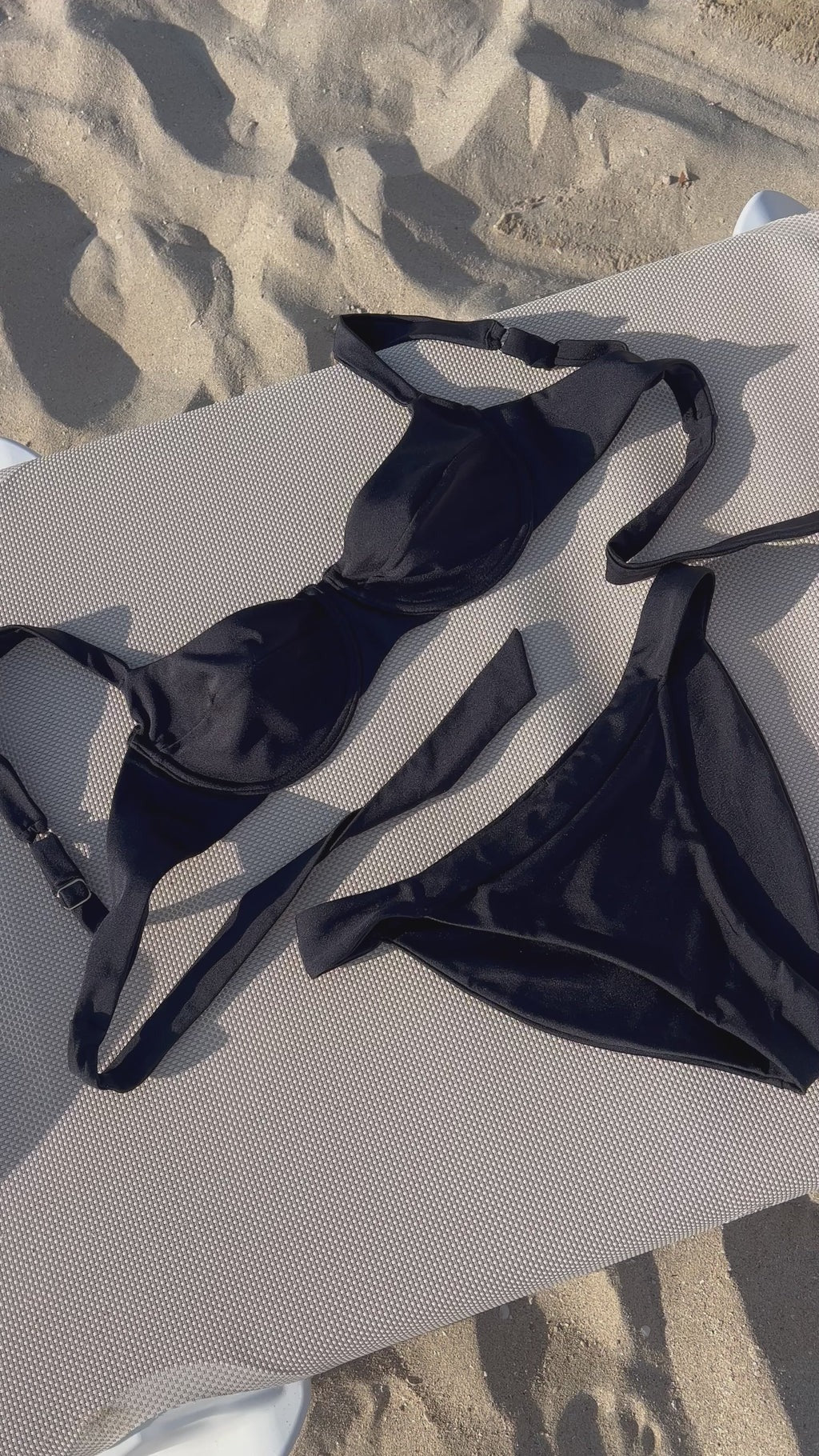 AZUMORENA V-AUSSCHNITT-BADEANZUG SCHWARZ